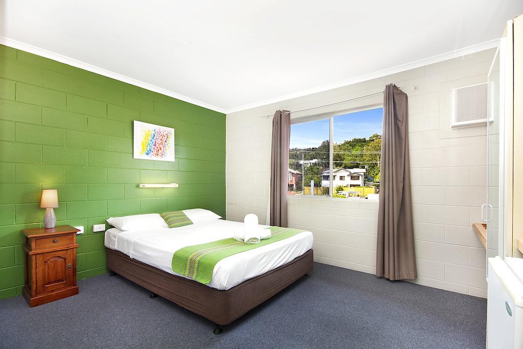 Castle Crest Motel Townsville Room photo